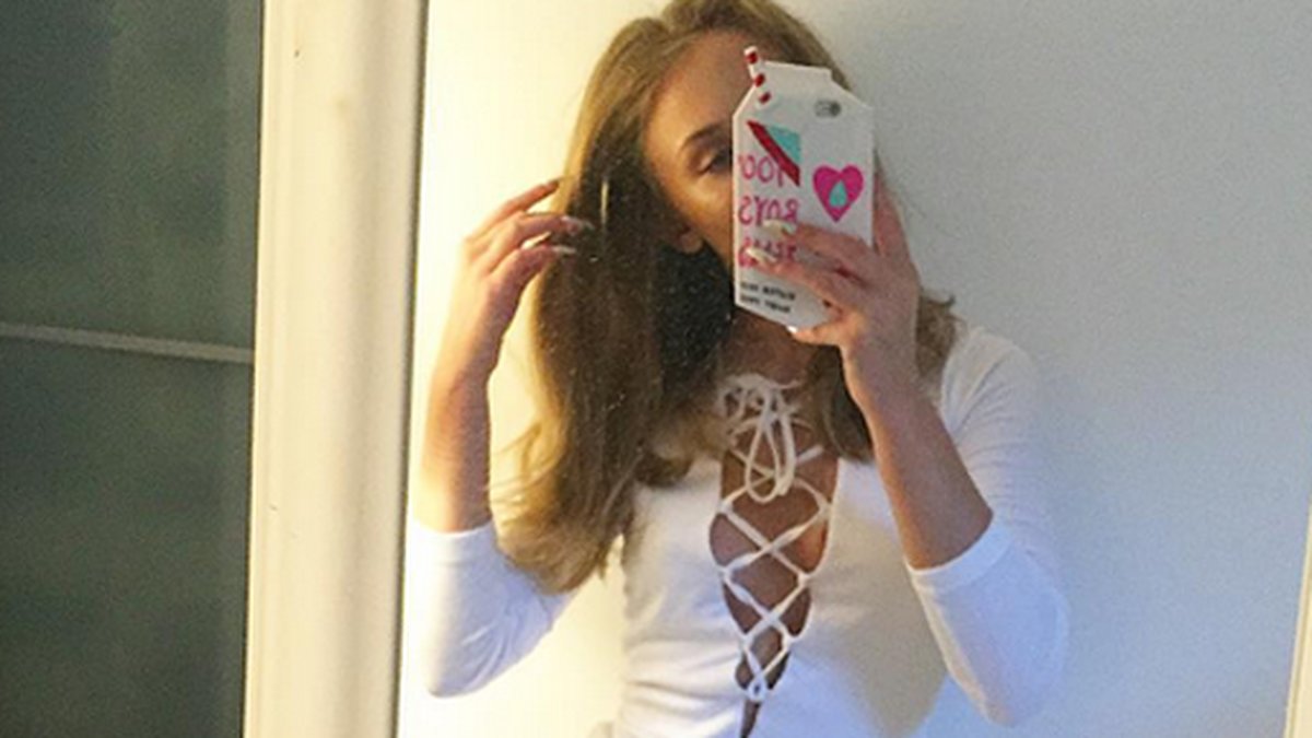 Zara bjuder på en selfie i vit klänning 2015. 